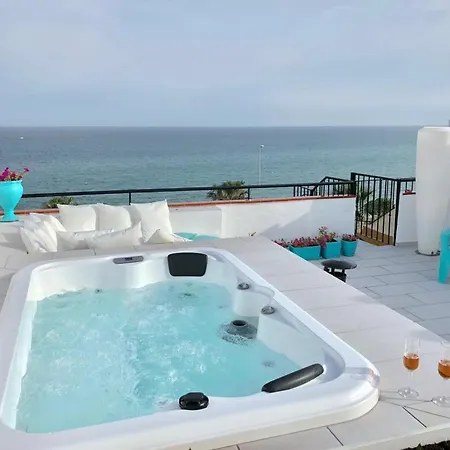 Apartment Beachfront Penthouse - Heated Jacuzzi, Bbq & Bikes *