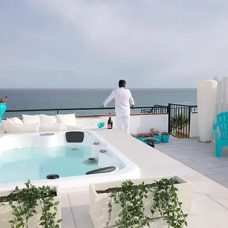 Apartment Beachfront Penthouse - Heated Jacuzzi, Bbq & Bikes Malaga