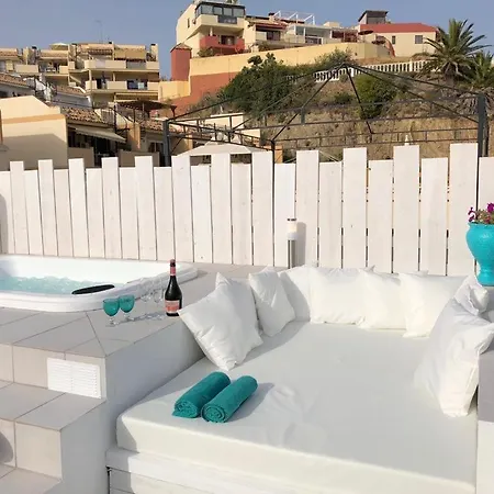 Beachfront Penthouse - Heated Jacuzzi, Bbq & Bikes Apartment