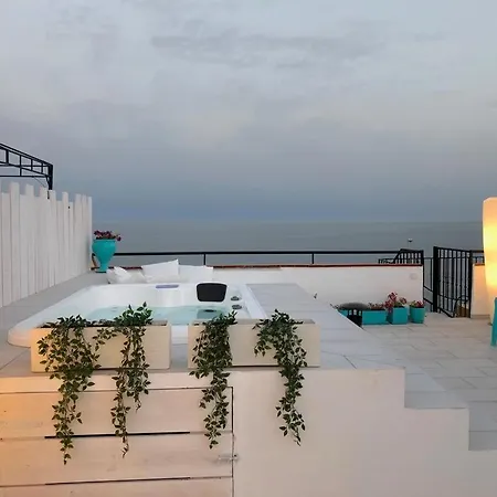 Apartment Beachfront Penthouse - Heated Jacuzzi, Bbq & Bikes *